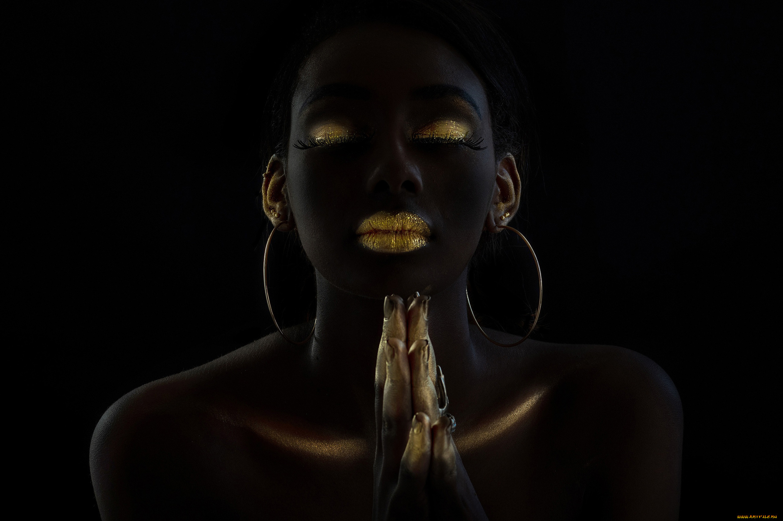 Кричащая негритянка. Черная девушка с золотом. Чернокожая девушка в золоте. Черная девушка в золоте. Портрет негритянки.